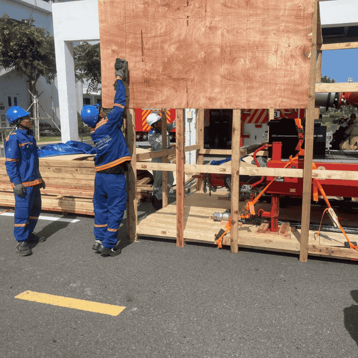 hang-container-dong-go-che-chan-bao-ve-hang-truong-giang